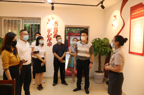 黨輝閃耀照西岸 紅色物管暖民心——記人民日報四川分社走進(jìn)西岸觀邸開展黨建示范建設(shè)情況調(diào)研